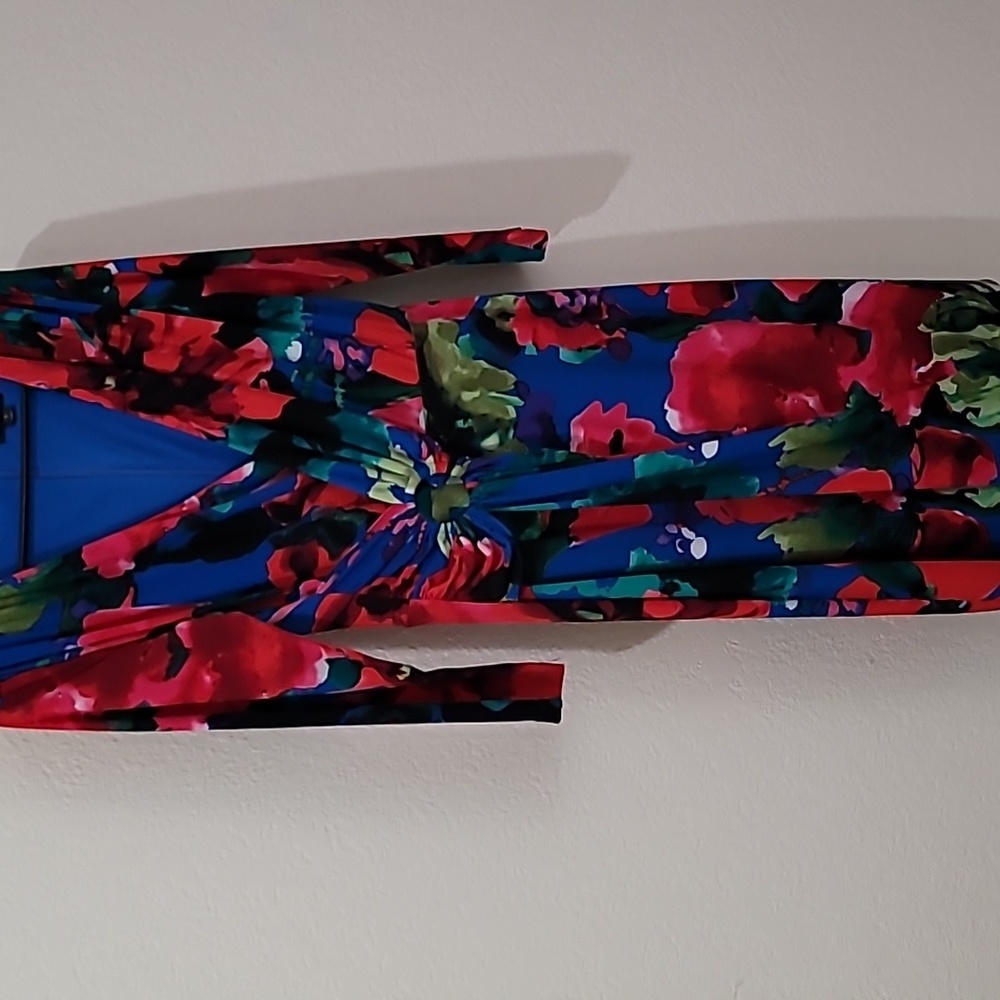TAHARI colorful easy to wear dress. Size 8